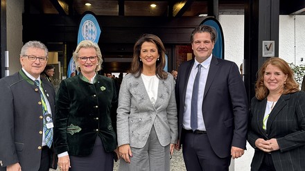 Das Bild zeigt Staatsministerin Kaniber gemeinsam mit (v.l.n.r.) Andreas Brunner, 2. Vizepräsident DEHOGA Bayern, Angela Inselkammer, Präsidentin DEHOGA Bayern, Dr. Thomas Geppert, Hauptgeschäftsführer DEHOGA Bayern sowie Michaela Schmitz-Guggenbichler, Vorsitzende des Fachbereichs Gastronomie beim Bayerischen Gastgebertag in Bad Füssing.