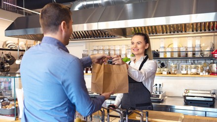 Gastronomin überreicht Essen