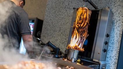 Ein Calamari-Kebabspiess hängt im Restaurant "Pescobar".