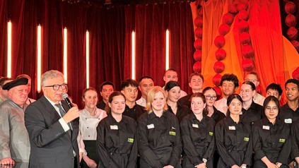 Michael Bob gemeinsam mit seinen Küchenchefs und Auszubildenden