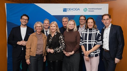v.l.n.r: Sven Rohde, Hauptgeschäftsführer Handelsverband Hessen e.V.; Petra Boberg,  Moderatorin; Gisbert J. Kern, Hauptgeschäftsführer DEHOGA Hessen e.V.; Tanja Jost,  Mitglied des Hessischen Landtags CDU-Fraktion; Robert Mangold, Präsident DEHOGA  Hessen e.V.; Julia Frank, Co-Vorsitzende Bündnis 90/ Die Grünen Hessen; Jochen Ruths,  Präsident Handelsverband Hessen e.V.; Dr. Josefine Koebe, Generalsekretärin SPD  Hessen; Dr. Thorsten Lieb, Vorsitzender FDP Hessen