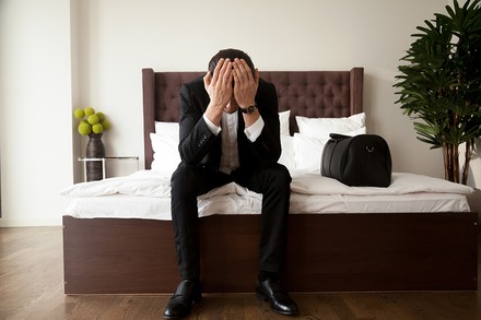 Der Frust über einen Mangel im Hotel begründet für Kunden des Veranstalters keinen über die Preisminderung hinausgehenden Schadenersatzanspruch.(© fizkes/Fotolia)
Ein gefrusteter Mann in einem Hotelzimmer