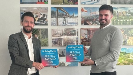 Dragan Zovko (rechts) von HolidayCheck übergibt zwei Auszeichnungen an Julian Mieske (links) der Ahorn Hotels & Resorts. (Foto: © Jil Müller)
