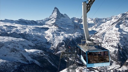 Eine Gondel zum Matterhorn vor einem Bergpanorama in Zermatt