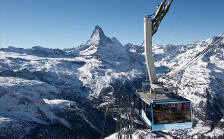 Eine Gondel zum Matterhorn vor einem Bergpanorama in Zermatt