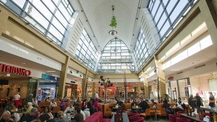 Eine Markthalle in der sich viele Menschen tummeln
