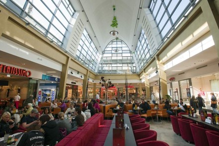 Eine Markthalle in der sich viele Menschen tummeln