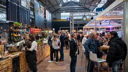 Besucher und Aussteller auf dem B2B-Event Chef-Sache.