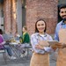Mitarbeiter im Servicebereich vor einem Restaurant mit Tablet