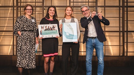 Mehrere Personen auf einer Bühne halten Urkunden und einen Award bei den Hospitality HR Awards; ausgezeichnet wurde das Hotel Der Blaue Reiter für sein Ausbildungsprojekt KAISHI.