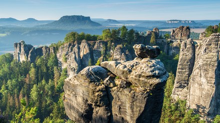 Kletterfelsen Wehlnadel, hinten Basteibrücke und Lilienstein, Nationalpark Sächsische Schweiz, Deutschland