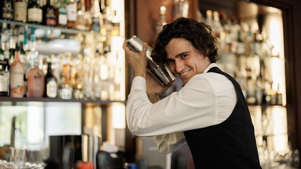 Barkeeper im Hotel Vier Jahreszeiten Starnberg