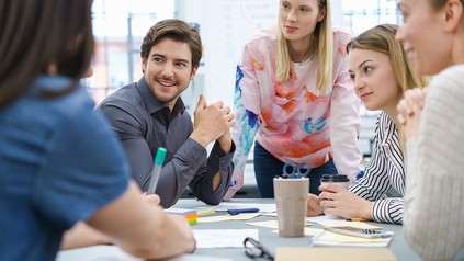 Junge Leute im Gespräch