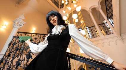 Emma Winder im Treppenhaus des W Budapest