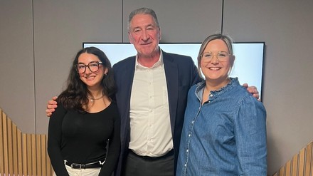 Podcast-Moderatorinnen Minu Steffen und Sara Pawlik mit Talk-Gast Jens Stacklies