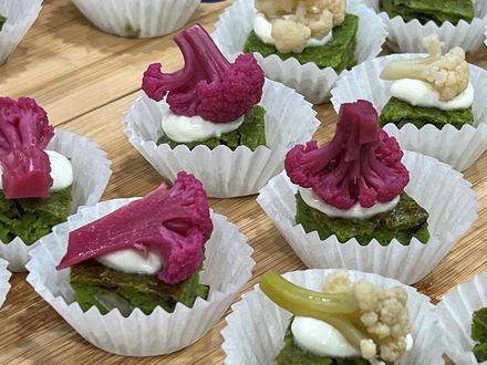 Fermentierter pinker Blumenkohl auf pikantem Matcha-Cake