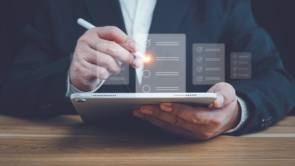 Person nutzt Tablet und digitalen Bewerber-Checklisten, symbolisch für den Aufbau und die Optimierung von Stellenanzeigen.