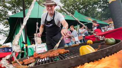 Detlev Jessen steht am Schwenker Grill.