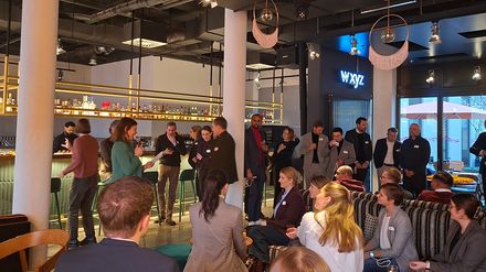 Teilnehmer beim Warm-up des elevatrFellowships 2026 in der W XYZ Bar im Aloft Munich, Networking in Bar-Atmosphäre.