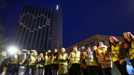Mit einer Lichterkette demonstrieren Beschäftigte und Bürger am Congress Hotel in Chemnitz für den Erhalt des bekannten Hotels.