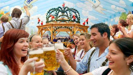 Gruppe auf dem Oktoberfest mit Bier