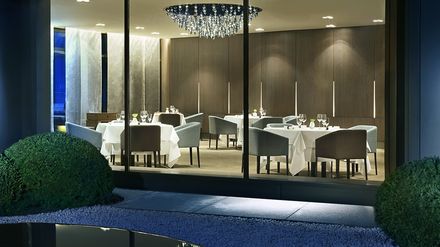 Innenansicht des Restaurants Aqua im The Ritz-Carlton Wolfsburg mit gedeckten Tischen und modernem Interieur.