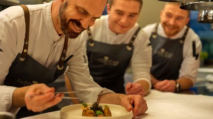Denis Feix beim Anrichten