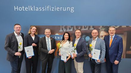 Stephan Göpper (Resident Manager Hotel „Krønasår“), Ulrike Braun (Senior Sales Managerin Europa-Park Hotels), Staatssekretär Dr. Patrick Rapp, Steffi Weiß (Resident Managerin Hotel „Colosseo“), Markus Widmann (Resident Manager Hotel „Bell Rock“), Ivan Serajlic (Resident Manager Hotels „Santa Isabel“, „El Andaluz“ & „Castillo Alcazar“),Markus Luthe (Hauptgeschäftsführer IHA)