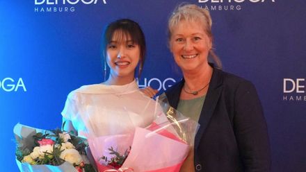 Thi Minh Phuong Nghiem und HR-Leiterin Gabriele Templin