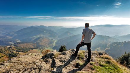 Wanderer am Belchen im Schwarzwald