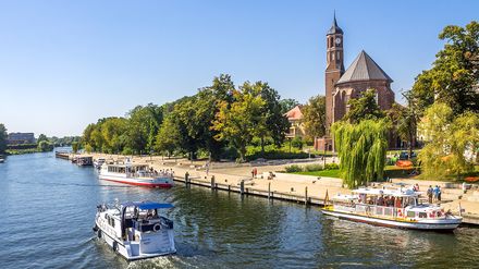 Blick auf das Kloster St. Johannis in Brandenburg an der Havel am Wasser gelegen