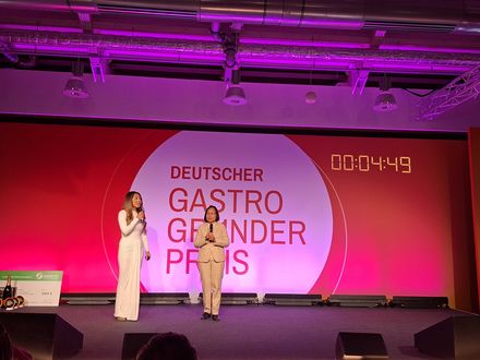 Kathey Tran mit ihrer Oma