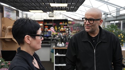 Kemal Üres im Gespräch mit Café-Inhaberin Rebecca Eckardt im Frühstückscafé „Spruchreif“ in Braunschweig.