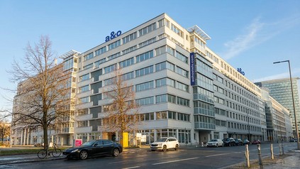 Visualisierung des geplanten a&o Hostels an der Rudi-Dutschke-Straße nahe Checkpoint Charlie in Berlin, Eröffnung 2027.
