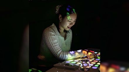 Gast sitzt am interaktiven Tisch beim Dinner-Format „The Magic Table“ in Berlin