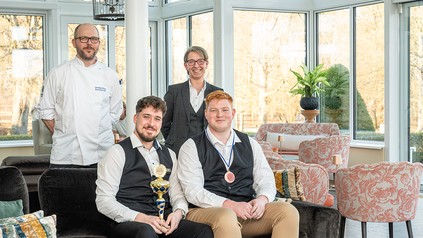 Küchendirektor Christian Braun, Schulungs- und Ausbildungskoordinatorin Cornelia Frick, Azubi Patrick Decker und Azubi Magnus Martius