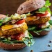 Veggie-Burger mit Gemüse und pflanzlichen Zutaten als Beispiel für Fleischalternativen