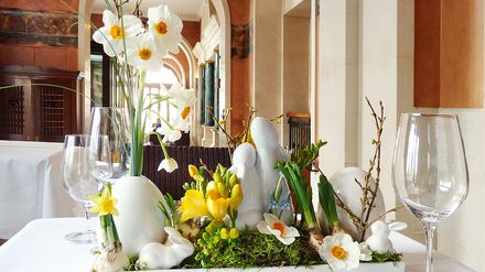 Osterdekoration in der Brasserie Quarré im Hotel Adlon Kempinski Berlin.