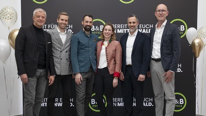 Arno Schwalie (CEO B&B HOTELS CNE), Jan Grossmann (COO B&B HOTELS CNE), Clemens und Celia Ebmeier (Hoteliers B&B HOTEL Mittenwald), Enrico Corongiu (Bürgermeister Mittenwald), Tobias Gollnest (CDO B&B HOTELS CNE)