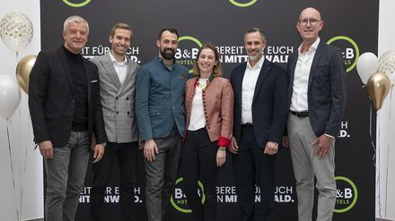 Arno Schwalie (CEO B&B HOTELS CNE), Jan Grossmann (COO B&B HOTELS CNE), Clemens und Celia Ebmeier (Hoteliers B&B HOTEL Mittenwald), Enrico Corongiu (Bürgermeister Mittenwald), Tobias Gollnest (CDO B&B HOTELS CNE)