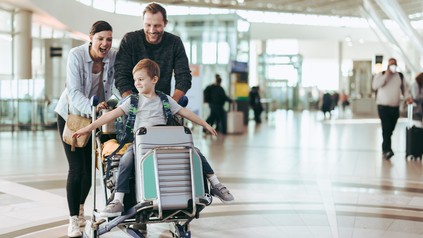 Familie am Flughafen