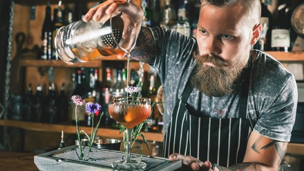 Ein Schankwirt an der Bar