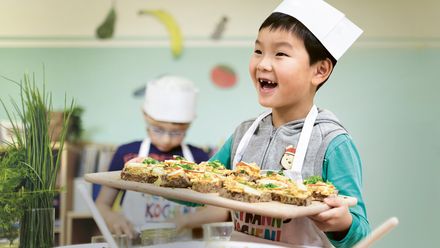 Kind hat Spaß am Kochen