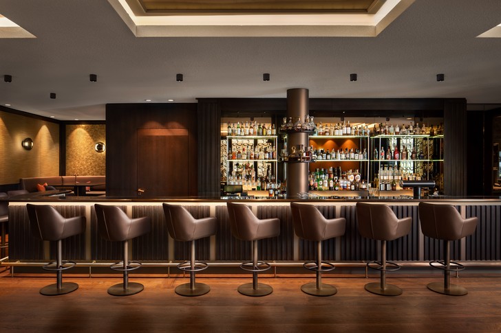 Bartresen in der Überfahrer Bar im Althoff Seehotel Überfahrt