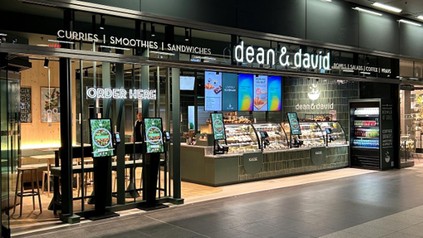 Außenansicht des modernisierten dean&david Stores am Berliner Hauptbahnhof