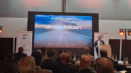 Andreas Neininger eröffnete als neu gewählter 1. Vorsitzender die HDV-Frühjahrstagung 2026 in München und stimmte die Teilnehmer auf das Leitthema „GM der Zukunft“ ein.