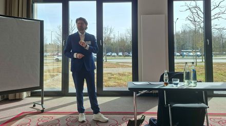 Emanuel Pavel spricht auf der HDV-Frühjahrstagung 2026 in München über Mitarbeiterführung und das Hotelteam der Zukunft.