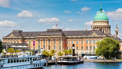 Anlegestelle für Ausflugsschiffe an der Havel in Potsdam mit Blick auf den Landtag Brandenburg im Hintergrund