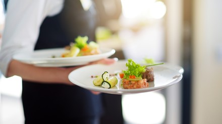 Eine Kellnerin im Restaurant