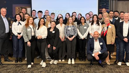 21 Auszubildende aus dem dritten Lehrjahr beim Day To Stay